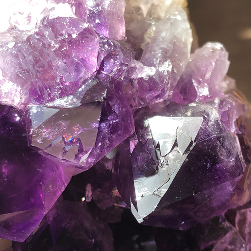 虹入り 台座付き 高品質 ウルグアイ産 アメジスト 丸玉