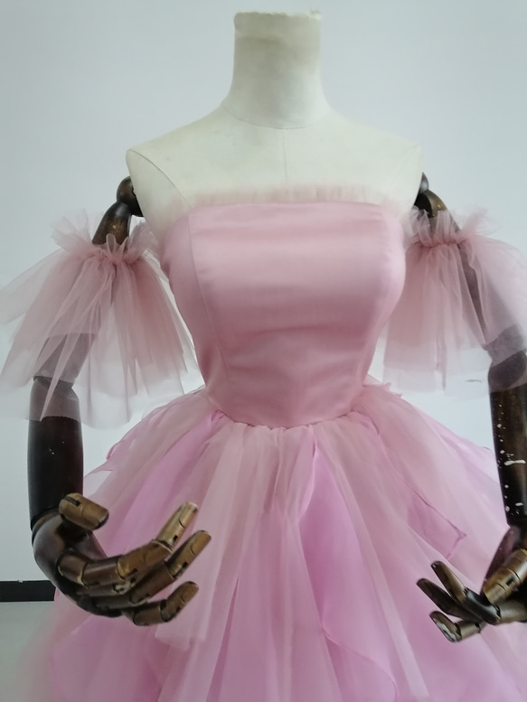 免運費！可愛的淺粉色連衣裙 出眾的時尚感 短款長裙 柔軟的層疊薄紗裙 第6張的照片