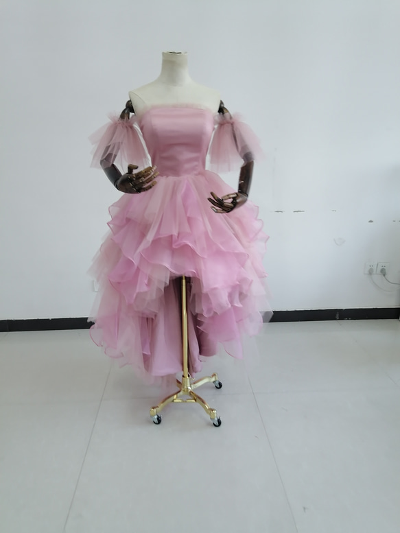 免運費！可愛的淺粉色連衣裙 出眾的時尚感 短款長裙 柔軟的層疊薄紗裙 第1張的照片