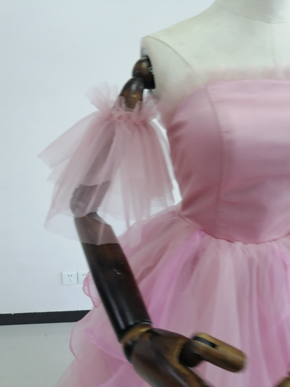 免運費！可愛的淺粉色連衣裙 出眾的時尚感 短款長裙 柔軟的層疊薄紗裙 第4張的照片