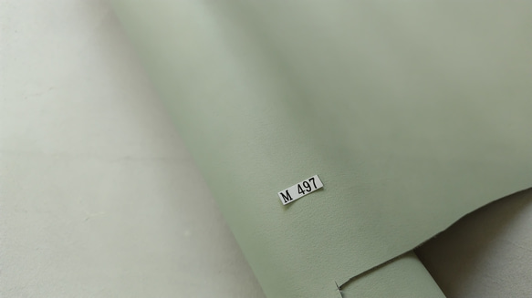 M497 牛革 セージグリーン　大きさ　180デシ　厚さ　1.2ｍｍ 柔らかな革です 2枚目の画像