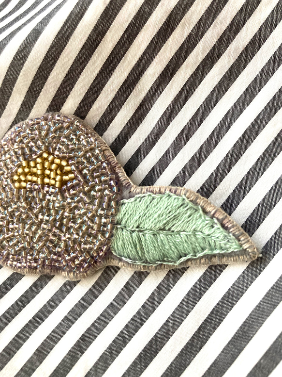 一輪の花ビーズ刺繍ブローチ　グレー　大花 3枚目の画像