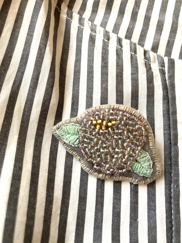 一輪の花ビーズ刺繍ブローチ　グレー　小花 1枚目の画像