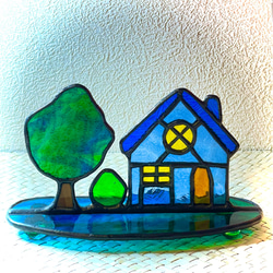 ブルーのハウスと大きな木 1枚目の画像