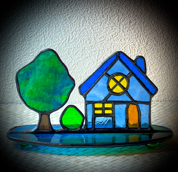 ブルーのハウスと大きな木 3枚目の画像