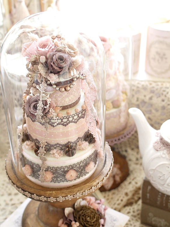 限定商品　ストロベリー×チョコの3段ケーキ　フェイクケーキ　プリザーブドフラワーアレンジメント　グラスドーム　プレゼント 2枚目の画像