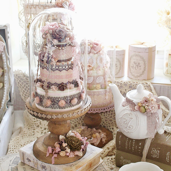 限定商品　ストロベリー×チョコの3段ケーキ　フェイクケーキ　プリザーブドフラワーアレンジメント　グラスドーム　プレゼント 1枚目の画像