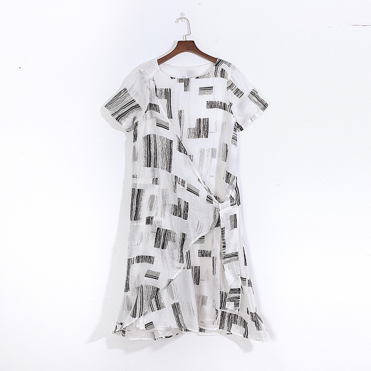 レトロモダンな幾何学柄ワンピース　white 8,280円