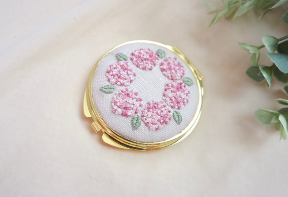 紫陽花刺繍のコンパクトミラー【ピンク】 1枚目の画像