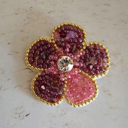葡萄色　お花のビーズ刺繍ブローチ＊ＡＹＡ工房 2枚目の画像