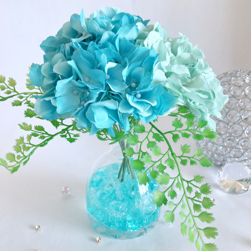 ターコイズブルーとエメラルドグリーンの紫陽花とアジアンタムの