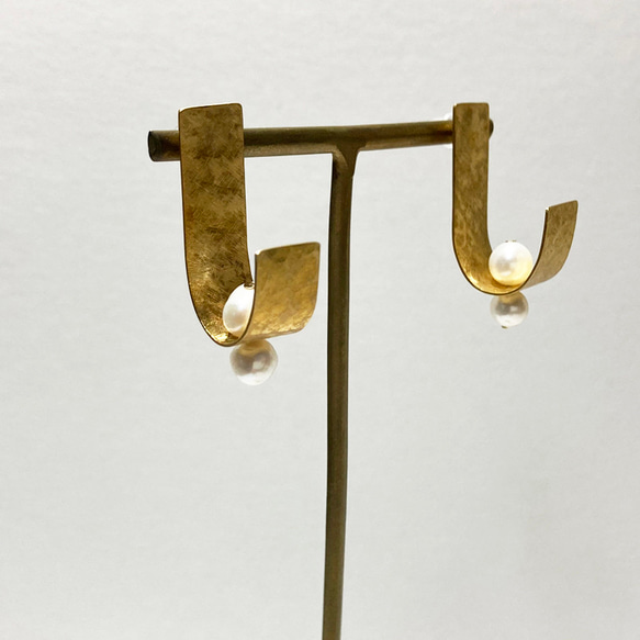 真鍮とパールのJ字型ピアス 2枚目の画像