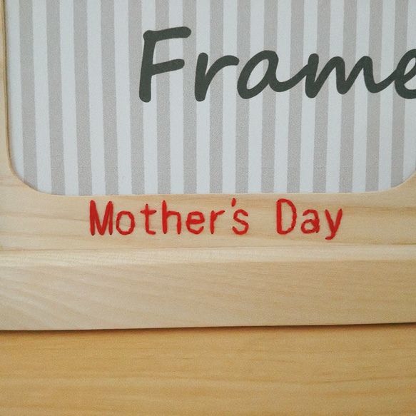 母の日の木刺繍フォトフレーム　赤いカーネーションと「Mother's Day」 3枚目の画像