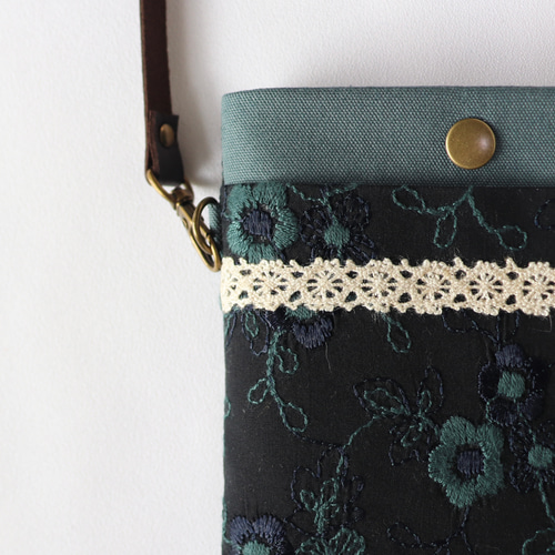 刺繍×レースのスマホポーチ ブラック×ダークブルーグリーン スマホ