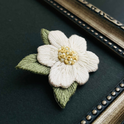 椿の刺繍ブローチb＊白＊原種椿 2枚目の画像