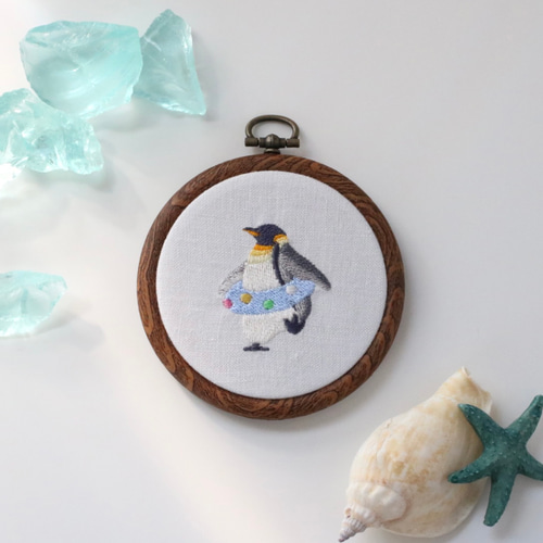 刺繍ファブリックパネル 夏の海開きと皇帝ペンギン 約9㎝の刺しゅう枠