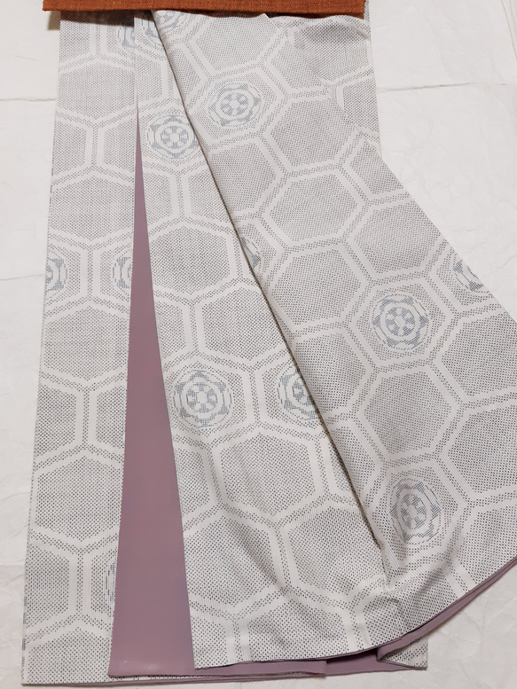 ワンタッチ着物　くらわん着物　正絹紬リメイク　本場白大島紬亀甲文様 また 身長 体重を備考欄にお書きください 幅出し 詰め等の寸法直しは致しておりません ご了承下さい