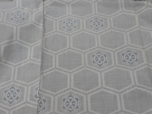 ワンタッチ着物　くらわん着物　正絹紬リメイク　本場白大島紬亀甲文様 また 身長 体重を備考欄にお書きください 幅出し 詰め等の寸法直しは致しておりません ご了承下さい