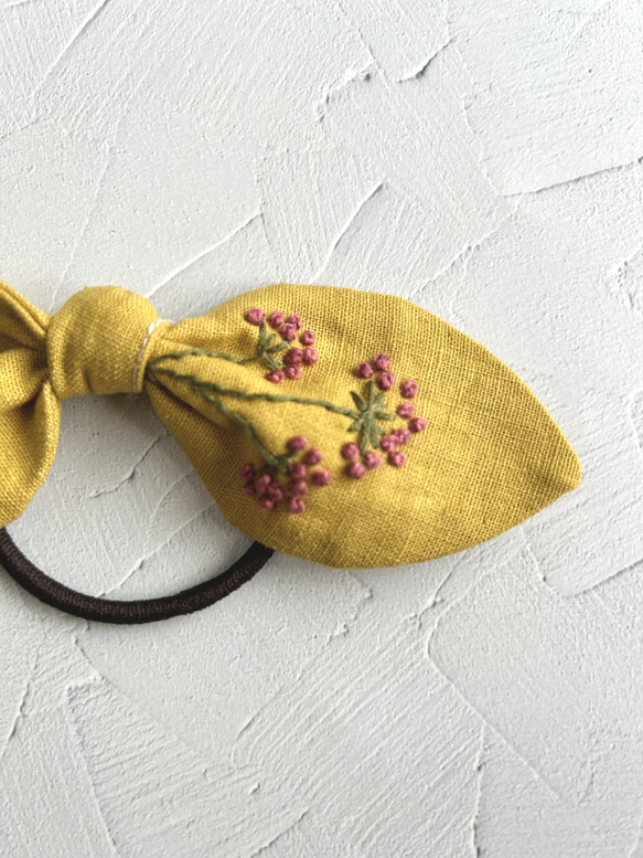野の花の刺繍のヘアゴムリボン(コットンリネン) 5枚目の画像