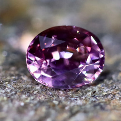 サファイア ピンクがかったパープル サファイア ルース 0.80 カラット オーバル カット 天然宝石 3枚目の画像