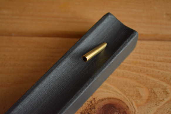【刻印無料】国産ヒノキと真鍮のお香立て ブラック 木製 檜 名入れ 文字入れ セミオーダー 和モダン 8枚目の画像