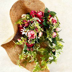 バラの花束に帽子を添えたスワッグ　母の日　玄関　記念日　お誕生日　プレゼント　ギフト　バラ 5枚目の画像