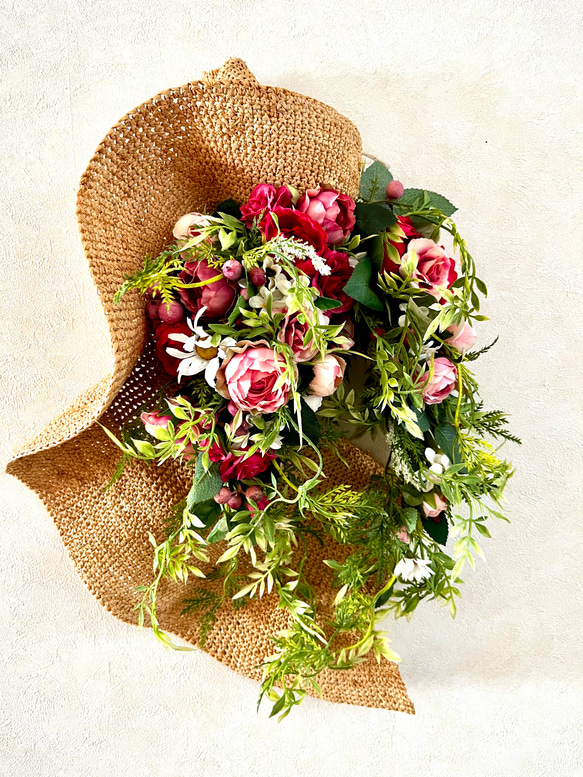バラの花束に帽子を添えたスワッグ　母の日　玄関　記念日　お誕生日　プレゼント　ギフト　バラ 5枚目の画像