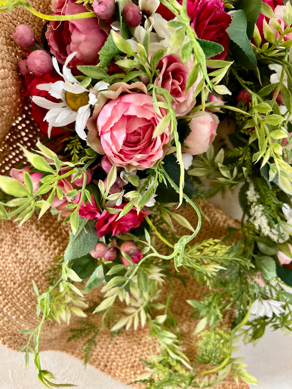 バラの花束に帽子を添えたスワッグ　母の日　玄関　記念日　お誕生日　プレゼント　ギフト　バラ 7枚目の画像