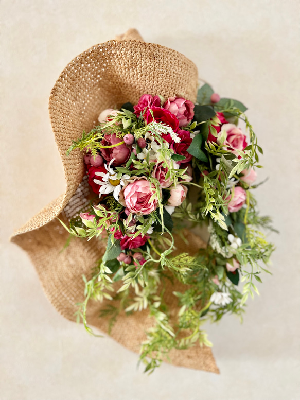バラの花束に帽子を添えたスワッグ　母の日　玄関　記念日　お誕生日　プレゼント　ギフト　バラ 8枚目の画像