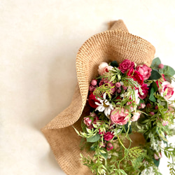 バラの花束に帽子を添えたスワッグ　母の日　玄関　記念日　お誕生日　プレゼント　ギフト　バラ 3枚目の画像