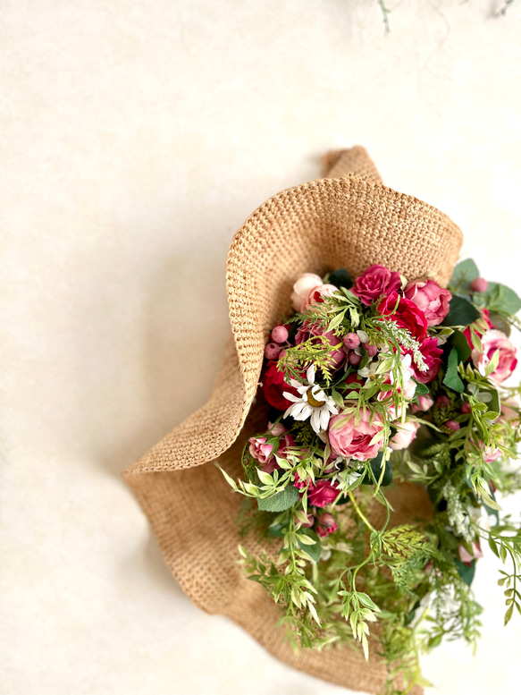 バラの花束に帽子を添えたスワッグ　母の日　玄関　記念日　お誕生日　プレゼント　ギフト　バラ 3枚目の画像