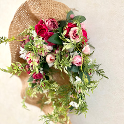 バラの花束に帽子を添えたスワッグ　母の日　玄関　記念日　お誕生日　プレゼント　ギフト　バラ 9枚目の画像