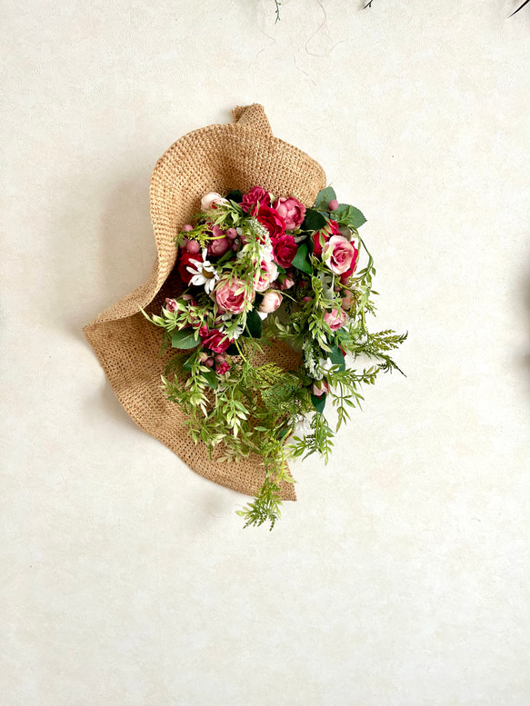 バラの花束に帽子を添えたスワッグ　母の日　玄関　記念日　お誕生日　プレゼント　ギフト　バラ 6枚目の画像
