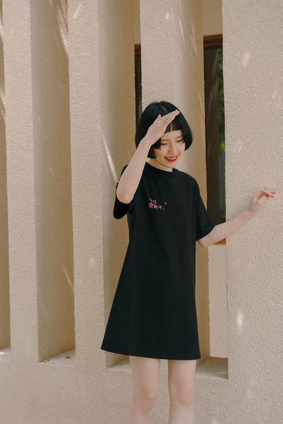 黑色 日系少女寬鬆百搭文字印花圓領T恤洋裝 日常出街休閒連身裙 第14張的照片