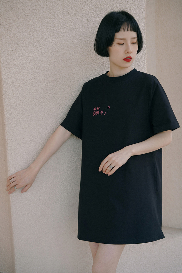 黑色 日系少女寬鬆百搭文字印花圓領T恤洋裝 日常出街休閒連身裙 第20張的照片