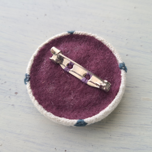 幾何学模様の刺繍ブローチ（ブラック）【受注制作】 | iichi