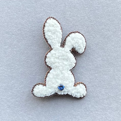 ビーズ刺繍のブローチ　-テディラビット&ハート-teddy rabbit & heart 5枚目の画像