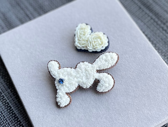 ビーズ刺繍のブローチ　-テディラビット&ハート-teddy rabbit & heart 4枚目の画像