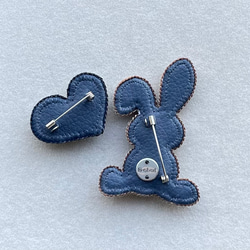 ビーズ刺繍のブローチ　-テディラビット&ハート-teddy rabbit & heart 7枚目の画像