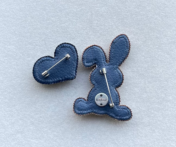 ビーズ刺繍のブローチ　-テディラビット&ハート-teddy rabbit & heart 7枚目の画像