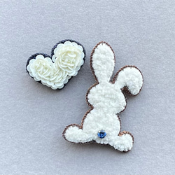ビーズ刺繍のブローチ　-テディラビット&ハート-teddy rabbit & heart 2枚目の画像
