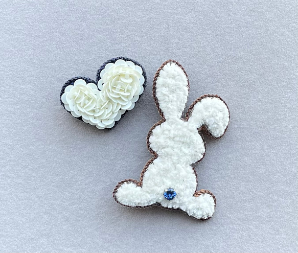 ビーズ刺繍のブローチ　-テディラビット&ハート-teddy rabbit & heart 2枚目の画像