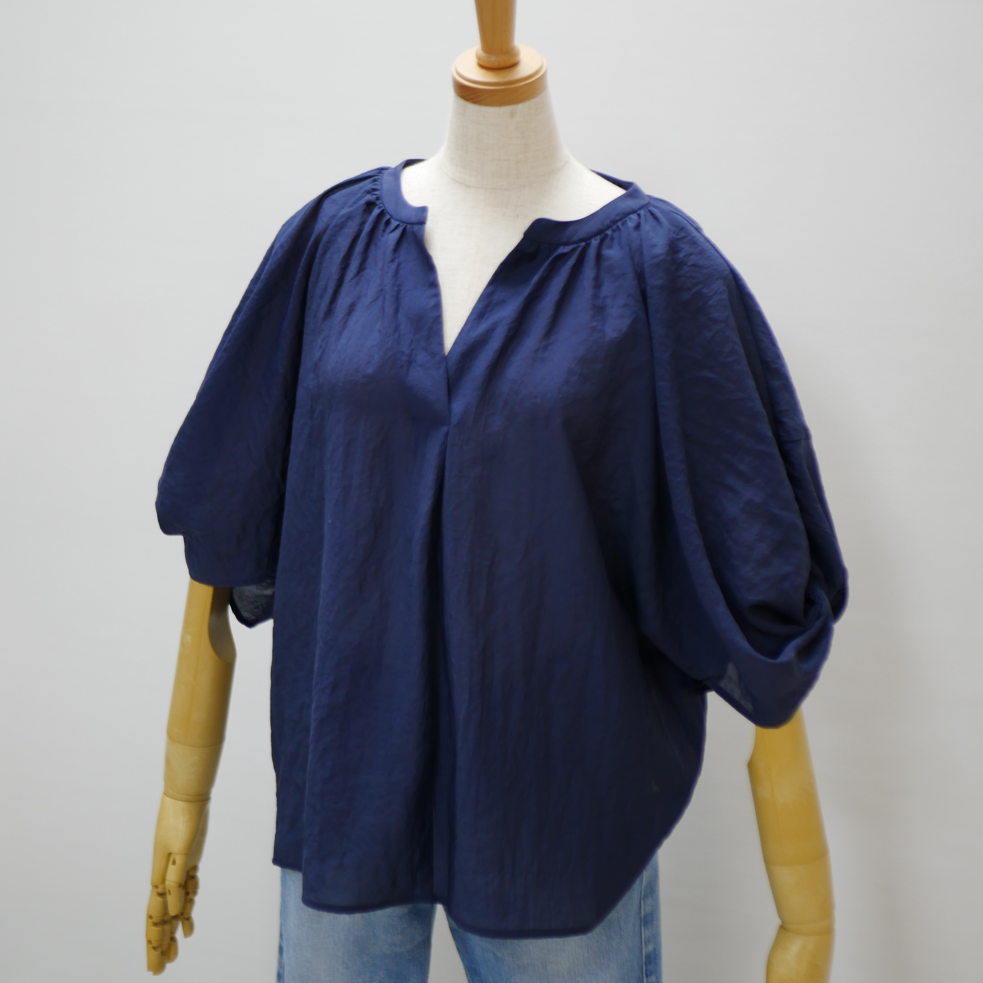 【期間限定　送料無料】【洗濯OK　全3カラー】涼しいボリューム袖ブラウス　ネイビー