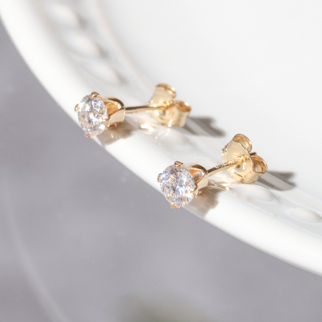 最高峰の輝き・耐久性・美しさ◇モアサナイトピアス《クリア》◇4mm◇金属アレルギー対応【14kgf/サージカルステンレス