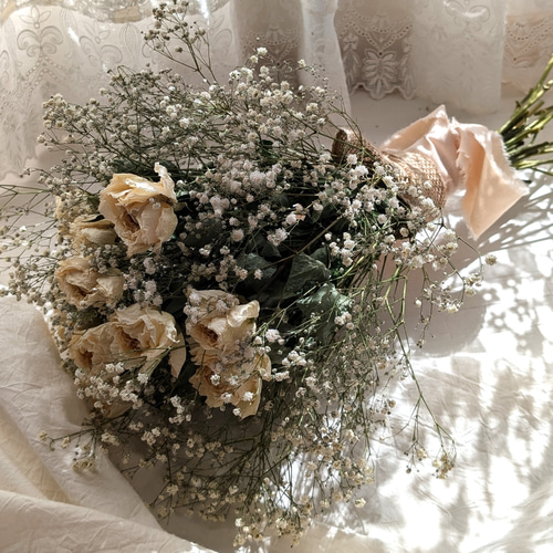 白薔薇とかすみ草のナチュラルなドライフラワーブーケ スワッグ