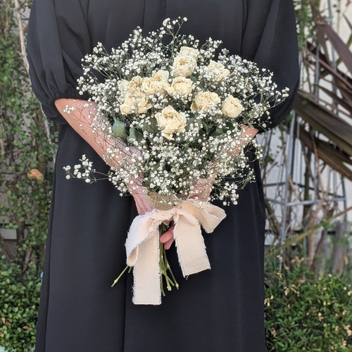 白薔薇とかすみ草のナチュラルなドライフラワーブーケ スワッグ 白薔薇とかすみ草のナチュラルなドライフラワーブーケ スワッグ