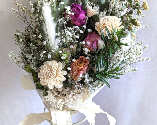 お花いっぱい!華やかな薔薇とかすみ草の香るドライフラワー お花いっぱい!華やかな薔薇とかすみ草の香るドライフラワー