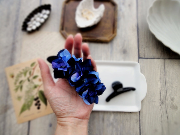 バンスクリップ ■ 紫陽花の花びら ■ ダークブルー×ブルー(2色混合） 3枚目の画像
