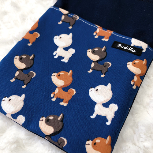 1518．大人可愛い 整列柴犬柄 スマホショルダー 紺 スマホ用