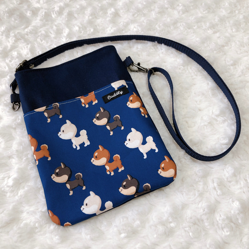 1518．大人可愛い 整列柴犬柄 スマホショルダー 紺 スマホ用
